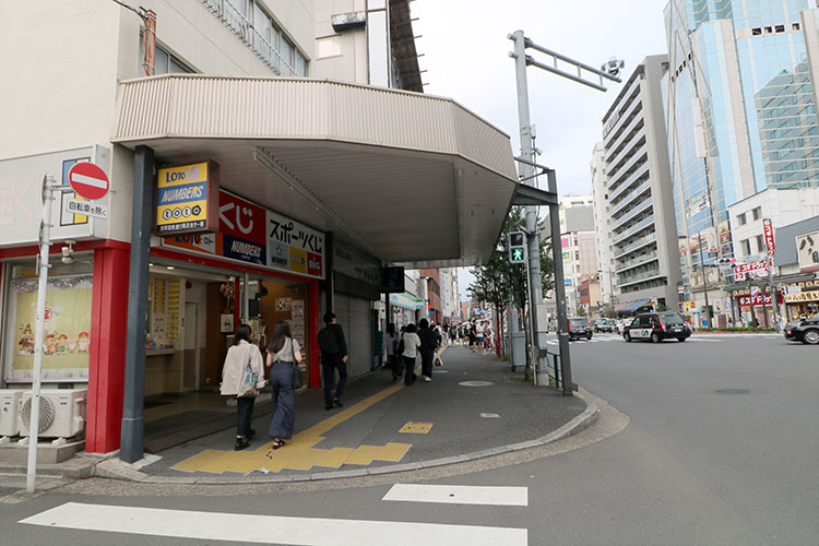 横断歩道を渡ります