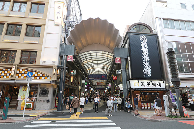 横断歩道を渡り、まっすぐ進みます